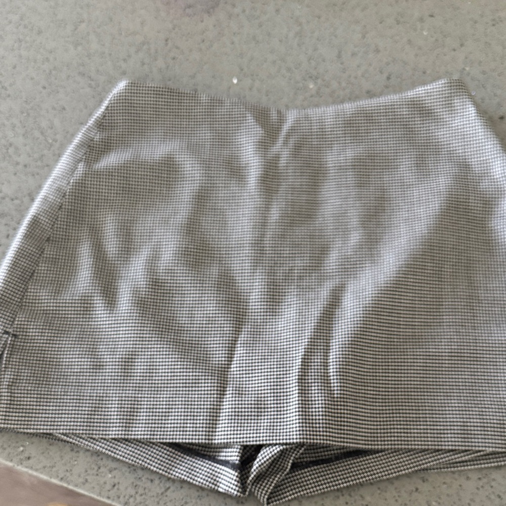 NWT Express Houndstooth Skort